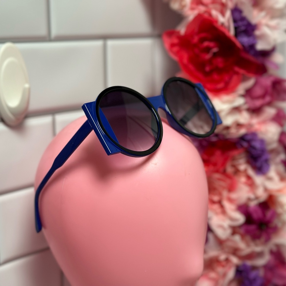 Fashion Sunglasses - Picture 2 of 5